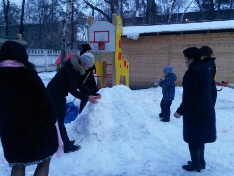 поделки на участке группа  "Нұршашу"  совместная работа с родителями 