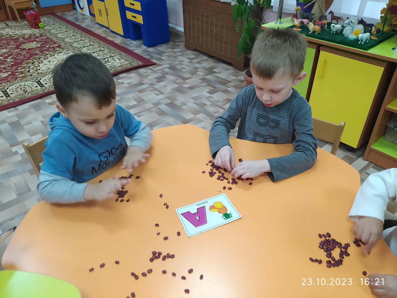 Подгрупповая деятельность логопеда в группе "Айгөлек". Развитие мелкой моторики. Цель: развитие мелкой моторики пальцев рук, развитие речи, внимания, памяти, мышления, воображения, зрительно-моторной координации.